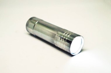 Beyaz üzerine izole gümüş el feneri