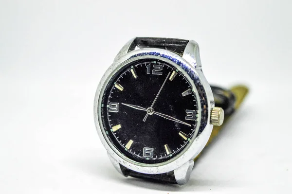Schwarze Armbanduhr Auf Weißem Hintergrund — Stockfoto