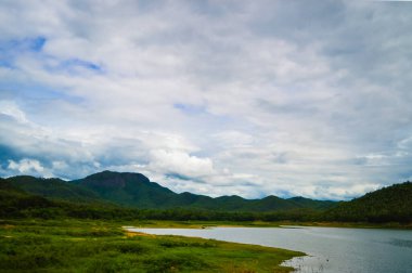 Güzel Huai Lan Reservoir dağlarla ve gökyüzüyle çevrilidir. Sankamphang Bölgesi Chiang Mai Tayland