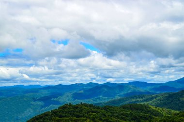 Mae Rim Bölgesi Chiang Mai Tayland 'da güzel manzara bulutları ve dağ
