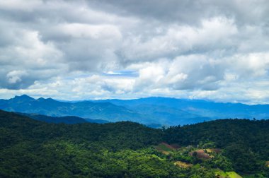 Mae Rim Bölgesi Chiang Mai Tayland 'da güzel manzara bulutları ve dağ