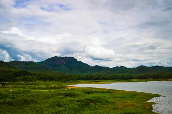 Het Prachtige Huai Lan Reservoir Omgeven Door Bergen Lucht Het — Stockfoto