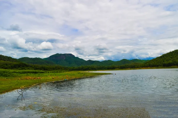 Güzel Huai Lan Reservoir Dağlarla Gökyüzüyle Çevrilidir Sankamphang Bölgesi Chiang — Stok fotoğraf