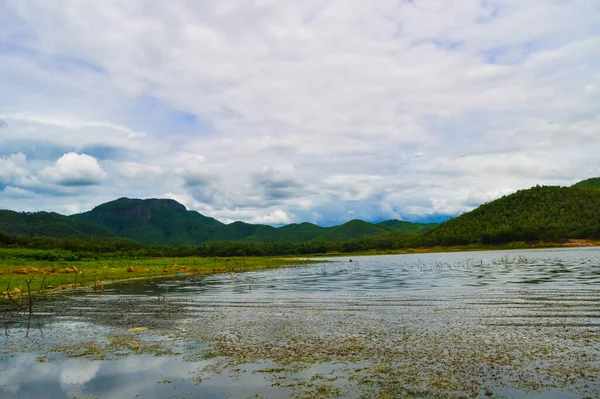 Красивое Водохранилище Хуай Лан Окружено Горами Небом Районе Санкампанг Чиангмай — стоковое фото