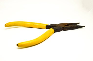 İğne burun pensesi ya da sarı saplı radyo pensesi beyaza izole edilmiş..