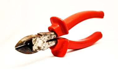 Plastik saplı bir metal kerpeten beyaz arka planda izole edilmiş siyah renk. Onarım veya inşa kavramı
