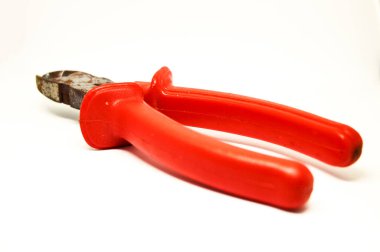 Plastik saplı bir metal kerpeten beyaz arka planda izole edilmiş siyah renk. Onarım veya inşa kavramı