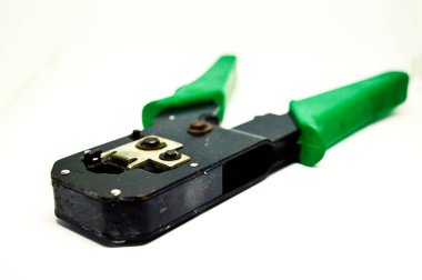 yeşil ayarlanabilir tel sökücü beyaz arkaplanda izole edildi