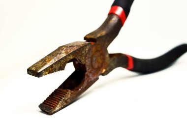 Plastik saplı bir metal kerpeten beyaz arka planda izole edilmiş siyah renk. Onarım veya inşa kavramı