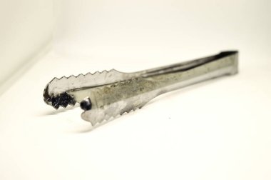 Beyaz arkaplanda buz küpü maşaları