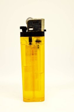 Sarı plastik gaz çakmağı. Gaz çakmağı beyaz arkaplanda izole edildi.