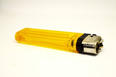 Sarı plastik gaz çakmağı. Gaz çakmağı beyaz arkaplanda izole edildi.
