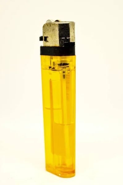 Желтая Пластиковая Зажигалка Зажигалка Изолирована Белом Фоне — стоковое фото