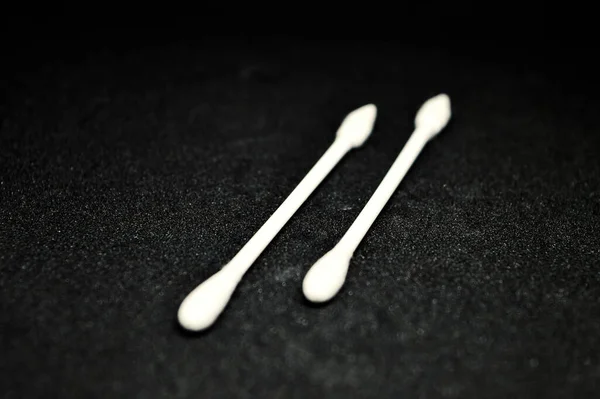 Cotton Buds Monouso Orecchie Isolate Fondo Nero — Foto Stock