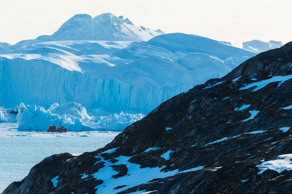 Kayalıklardan Denizdeki Buzdağlarına Bak — Stok fotoğraf