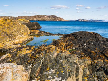 İsveç 'in Molndal kentindeki tarihi sanayi binasının yanındaki kayalıklardan güçlü bir şelale akmaktadır. Doğa ve mimari arasındaki zıtlık çarpıcı bir görsel deneyim yaratır..