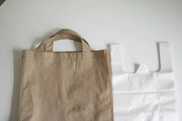 白色底色的褐色可重复使用购物袋 — 图库照片