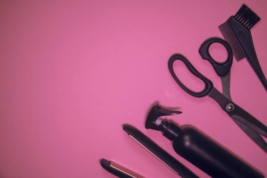 Pembe arka planda fırça, tarak ve sprey