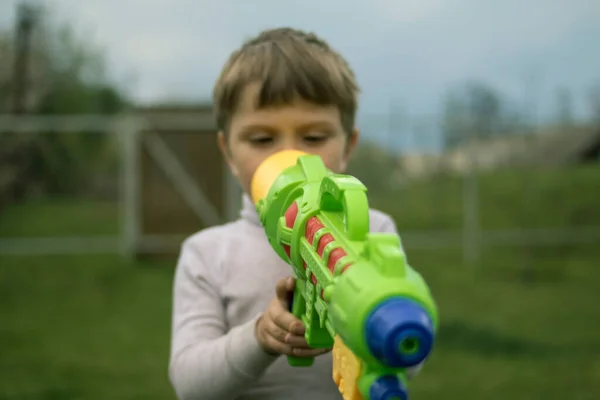 Kleine Jongen Met Een Waterpistool Natuur Gericht — Stockfoto