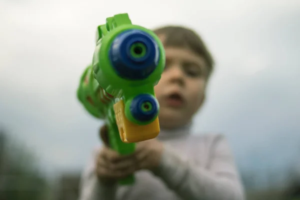 Malý Chlapec Vodní Pistolí Přírodu — Stock fotografie