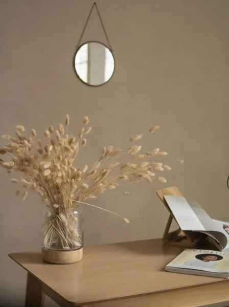 Bela Mesa Luz Madeira Com Uma Lâmpada Dourada Grama Seca — Fotografia de Stock