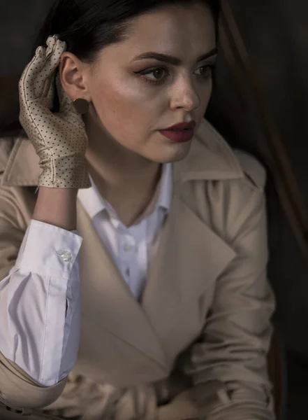 Cute Young Brunette Girl Beige Coat Gloves Her Hands Sits — Stock Photo, Image