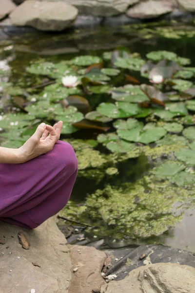 Budista Macho Guapo Está Meditando Cerca Lago Con Lirios — Foto de Stock