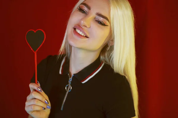 Hermosa Joven Rubia Con Pequeño Corazón Rojo Sus Manos Sobre — Foto de Stock