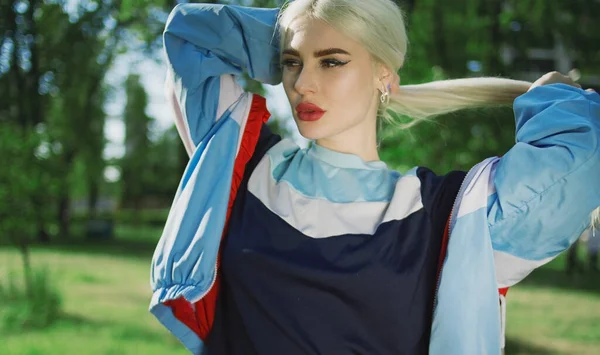 Joven Chica Hermosa Con Pelo Rubio Uniforme Deportivo Multicolor Sobre — Foto de Stock