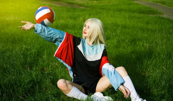 Molto Bella Ragazza Bionda Uniforme Sportiva Multicolore Con Una Palla — Foto Stock