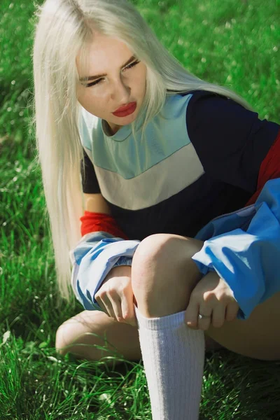 Joven Chica Hermosa Con Pelo Rubio Uniforme Deportivo Multicolor Sobre — Foto de Stock