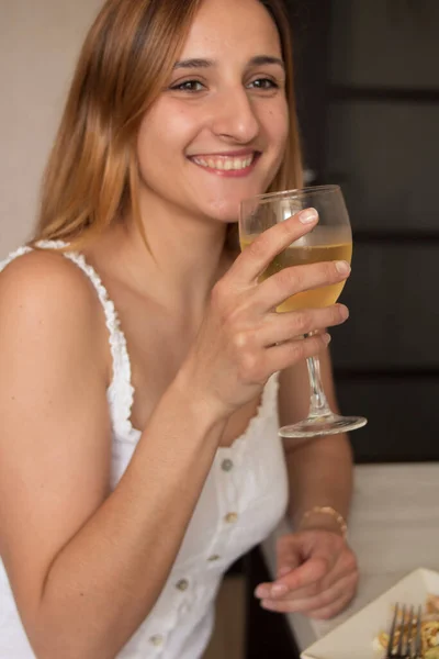 Menina Bonita Jantar Com Uma Taça Champanhe — Fotografia de Stock