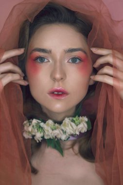 Hassas pembe makyajlı ve pembe arka planda çiçekli güzel bir genç kız. Güzellik salonları, afişler, posterler, el ilanları için iyidir..