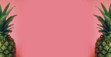 Narin pembe bir arkaplanda nefis taze ananas. Afişler, afişler ve afişler için iyi..