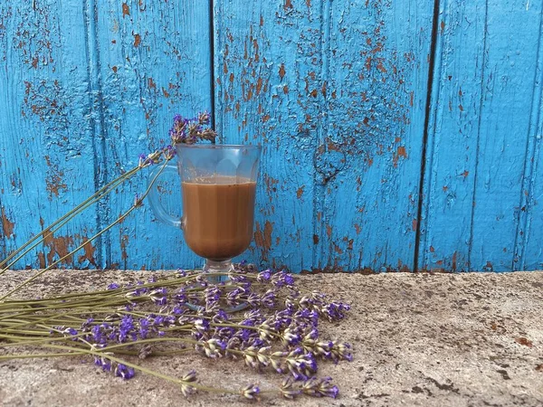 Hausgemachter Kaffee Einem Irischen Glas Steht Auf Beton Neben Liegendem — Stockfoto