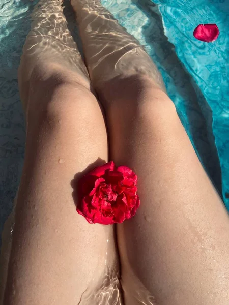 Gambe Una Giovane Ragazza Una Piscina Con Acqua Trasparente Con — Foto Stock