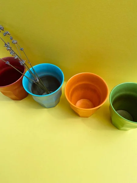 Bicchieri Multicolori Con Rametto Lavanda Fondo Giallo — Foto Stock