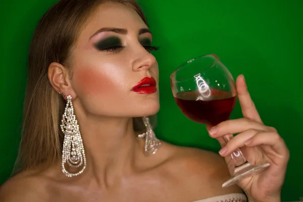 Menina Com Grandes Brincos Brilhantes Maquiagem Verde Com Copo Vinho — Fotografia de Stock
