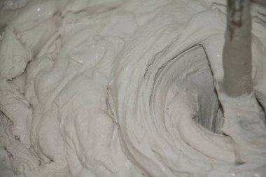 Yapı macunu karıştırıcısı harcı karıştırıyor