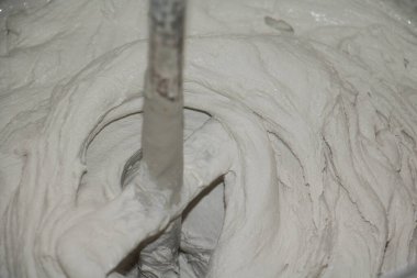 Yapı macunu karıştırıcısı harcı karıştırıyor