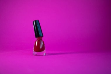 Mor arka planda kırmızı oje.