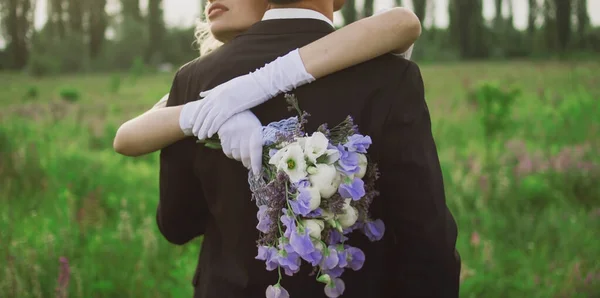 Gli Sposi Con Bouquet Sposa Mano Abbracciano Natura — Foto Stock