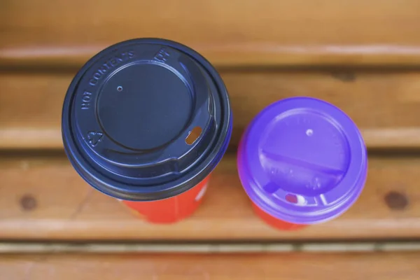 Orangefarbene Tassen Mit Kaffee Zum Mitnehmen Stehen Auf Einer Holzbank — Stockfoto