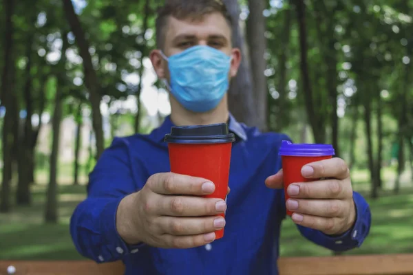 Tipo Con Una Máscara Médica Sostiene Café Una Tazas Comida — Foto de Stock