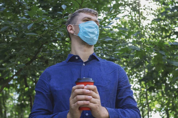 Tipo Con Una Máscara Médica Sostiene Mano Café Vaso Naranja — Foto de Stock