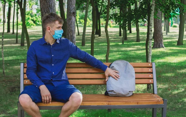 Tipo Con Una Máscara Médica Sienta Banco Madera Parque Junto — Foto de Stock