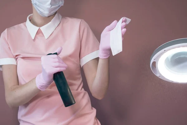 Ένα Κορίτσι Ιατρική Μάσκα Κρατά Ένα Σπρέι Και Μια Πετσέτα — Φωτογραφία Αρχείου