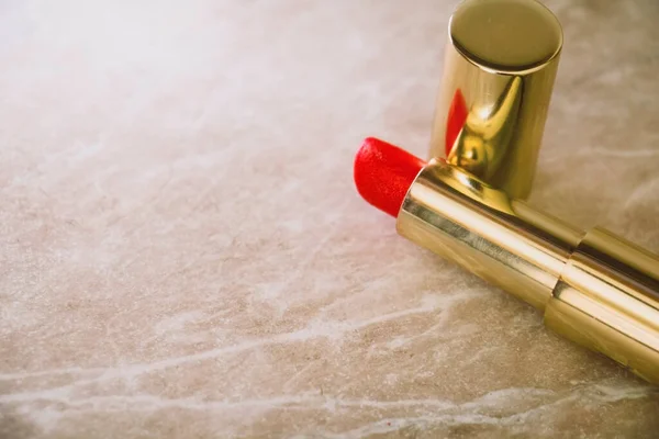 Red Lipstick Gold Tube Marble Table — Stock Photo, Image