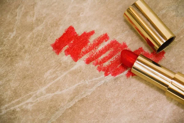 Red Lipstick Gold Tube Marble Table — Stock Photo, Image