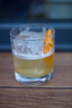 Tahta bir masada viski ekşi.